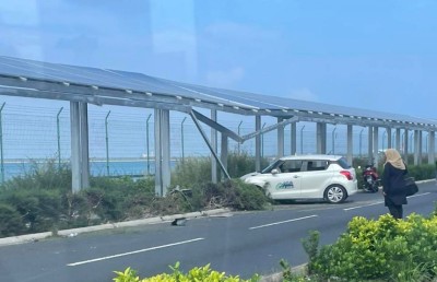 ސޯލާ ޕެނަލްތަކުގެ ސްޓްރަކްޗާއަށް ޓެކްސީއެއް އަރައި ޑްރައިވަރަށް އަނިޔާވެއްޖެ