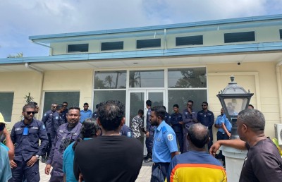 މަސްވެރިންގެ މުޒާހަރާއާ ހެދި ކޫއްޑޫގެ އޮޕަރޭޝަން ހުއްޓިފައި އޮންނަތާ 24 ގަޑިއިރު!