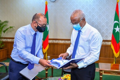 އެމްޑަބްލިއުއެސްސީގެ ރިހި ޔޫބިލް ފާހަގަ ކުރަން ހެދި ފޮތެއް ރައީސަށް އަރުވައިފި