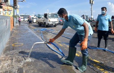 މާލޭގެ މަގުތައް ޑިސްއިންފެކްޓްކޮށް، ދޮންނަން ފަށައިފި