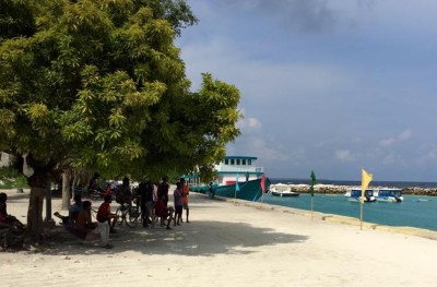 ޅައިމަގުގައި ޓީޗަރަކު އިޒްރޭލަށް ތާއީދުކުރުމުން ރަށުން ބާލައިފި