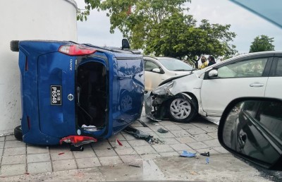 އައްޑޫގައި ނުރައްކާތެރި އެކްސިޑެންޓެއް ހިނގައި، ކާރެއް ފުރޮޅާލައިފި