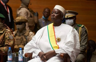 މާލީގެ ވެރިން ހައްޔަރުކޮށް، އިންގިލާބެއްގެ ބިރު އުފެދިފައި