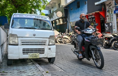 ޓޯ ވެސް ކުރަންވީ، ސްޓިކާ ވެސް ޖަހަންވީ!