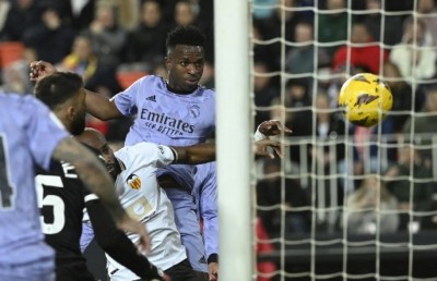 ރެއާލުން ލަނޑު ޖަހަޖަހައި އޮއްވާ ރެފްރީ މެޗު ނިންމާލިކަމަށް ބުނެ ހަޅުތާލުކޮށްފި