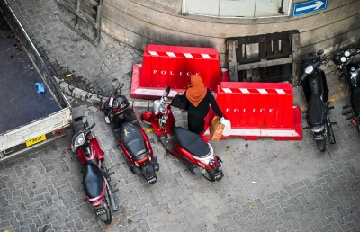 ޓޯ ވެސް ކުރަންވީ، ސްޓިކާ ވެސް ޖަހަންވީ!