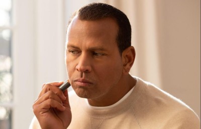 ޖޭލޯގެ ކުރީގެ ލޯބިވެރިޔާ ފިރިހެނުންގެ މޭކަޕް ޕްރޮމޯޓްކުރުމުގައި