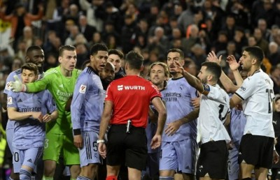 ރެއާލުން ލަނޑު ޖަހަޖަހައި އޮއްވާ ރެފްރީ މެޗު ނިންމާލިކަމަށް ބުނެ ހަޅުތާލުކޮށްފި