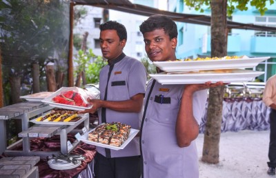 ރޯދަމަހުގެ ދަންވަރު 1 ޖަހަންދެން ފިހާރަތައް އަދި ކެފޭތައް 3 ޖަހަންދެން ހުޅުވާފައި ބެހެއްޓޭނެ