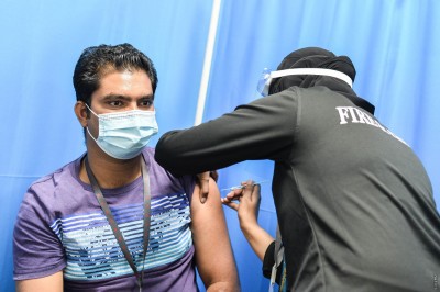 ބަލިޖެހޭ އަދަދު މަދުކުރަން މިހާރަށްވުރެ ގިނަ މީހުން ވެކްސިން ޖަހަން ޖެހޭ