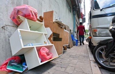 މަގުމައްޗަށް ކުނި އަޅާ މީހުން ލައްވައި އެ ކުނިތައް ނަގުވަނީ