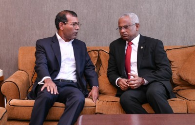 ބޮޑެތި ތުހުމަތުތަކާ އެކު، އެތެރެ ފަޅައިގެން ހިނގައްޖެ!