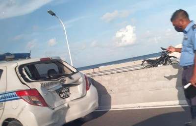 އެކްސިޑެންޓަކާ ގުޅިގެން ހައިވޭ އަށް ދިޔަ ފުލުސް ކާރެއްގައި ޕިކަޕަކުން ޖެހި އެކްސިޑެންޓު ވެއްޖެ