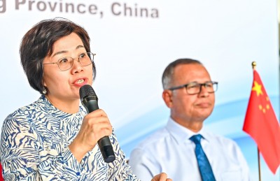 ޗައިނާއިން ރާއްޖެއަށް 10 ޕިކަޕު ހަދިޔާކޮށްފި