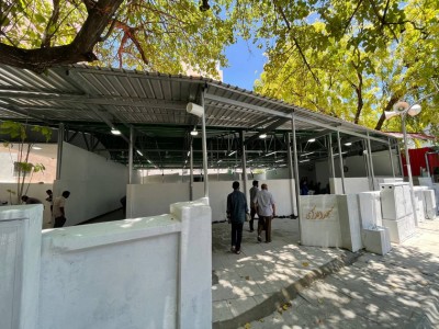 ޒިކުރާ މިސްކިތް ހުރި ބިމުގައި އެޅި ވަގުތީ މިސްކިތް ހުުޅުވައިފި