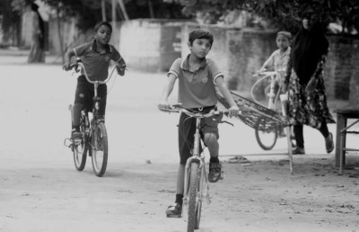 ކުޑަފަރީ ދަރިވަރުން ސްކޫލަށް ދާން ބައިސްކަލް ހޯދައިދެނީ