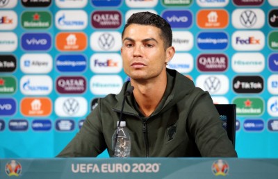 ރޮނާލްޑޯއާ ހެދި ކޮކާ ކޯލާއަށް 4 ބިލިއަން ޑޮލަރުގެ ގެއްލުމެއް