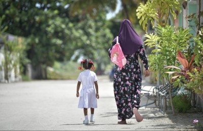 ކުޑަފަރީ ދަރިވަރުން ސްކޫލަށް ދާން ބައިސްކަލް ހޯދައިދެނީ