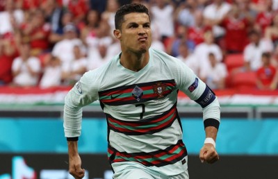 ހަންގޭރީގެ ސަޕޯޓަަރުން ހިމޭންކޮށްލީ ރޮނާލްޑޯގެ ރެކޯޑުން