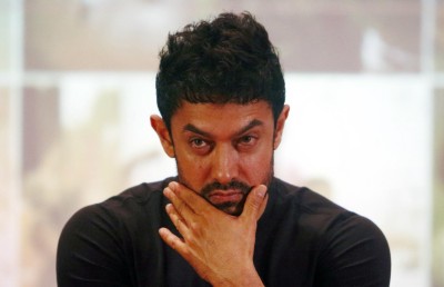 ޑައިރެކްޓަރާ މެދު ހިތްހަމަނުޖެހިގެން އާމިރު "ގުލާމް" ދޫކޮށްލައި ފީ ރައްދުކުރަން އުޅުނު