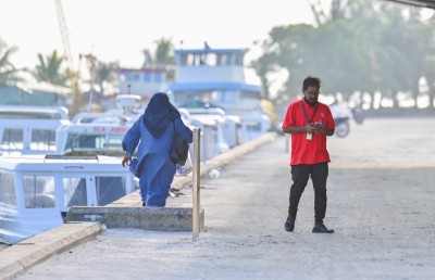 ކޮންމެ ދުވަހަކު ދަތުރު ހަދާފައި ވަޒީފާއަށް ދާ ޒުވާނުން