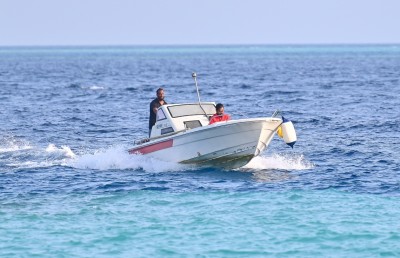 ކޮންމެ ދުވަހަކު ދަތުރު ހަދާފައި ވަޒީފާއަށް ދާ ޒުވާނުން