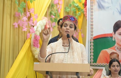 ކަންގަނާ ވަރަށް ފޯރީގައި ކެމްޕެއިން ކުރަނީ