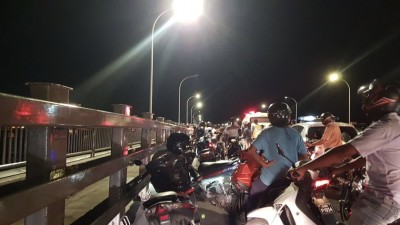 ބްރިޖު މަތިން ދެ ސައިކަލު ޖެހި، ދެ މީހަކަށް އަނިޔާވެއްޖެ