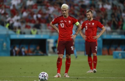 ސްވިޒަލެންޑް މޮޅުވިޔަސް ދެ ވަނަ ބުރުގެ އިންތިޒާރު ދިގުވެއްޖެ