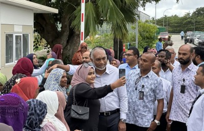 އައްޑޫން ގިނަ ބަޔަކު ނުކުމެ ރައީސަށް ހޫނު މަރުހަބާއެއް ކިޔައިފި