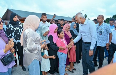 އައްޑޫން ގިނަ ބަޔަކު ނުކުމެ ރައީސަށް ހޫނު މަރުހަބާއެއް ކިޔައިފި