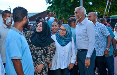 އައްޑޫން ގިނަ ބަޔަކު ނުކުމެ ރައީސަށް ހޫނު މަރުހަބާއެއް ކިޔައިފި