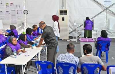 ވޯޓުލުން ދަނީ އަމާންކޮށް، އެއްވެސް ބޮޑު މައްސަލައެއް ދިމައެއްނުވޭ: އީސީ