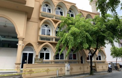 މަނާކޮށްފައި އޮއްވައި ބައެއް މިސްކިތްތަކުގައި ބަޔަކު ޖަމާއަތް ހަދައިގެން ހުކުރު ނަމާދު ކޮށްފި