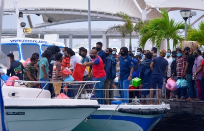 ކޮވިޑް ޖެހުނު މީހުން ރަށަށް، ދެ ޑޯޒް ޖެހި މީހުންނަށް މާޔޫސްކަން!