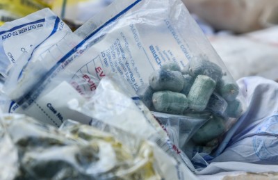 ޗޮކުލެޓު ޕެކެޓެއްގައި ފޮރުވައިގެން ޑްރަގްސް އެތެރެކުރަން އުޅުނު ކަމަށް ބުނާ މީހަކު ސަލާމަތް ވެއްޖެ