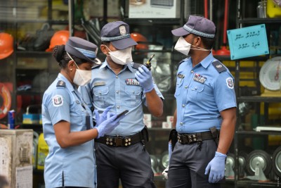 މާލޭ މަގުމަތީ ނިވާކަންކުޑަ ހެދުން އަޅައިގެން އުޅުނު މީހަކު ފުލުހުންގެ ބެލުމުގެ ދަށަށް