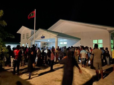 ކޮވިޑުގައި މީހަކު މަރުވެ ދުވާފަރުގައި މުޒާހަރާ ކުރަނީ