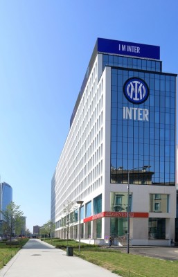 400 މިލިއަން ޑޮލަރުގެ ލޯނެއް ނުދެއްކިގެން އިންޓަ މިލާނުގެ މިލްކުވެރިކަން ލޯނު ދޫކުރި ކުންފުންޏަށް