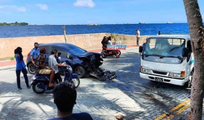 އައިޖީއެމްއެޗް ކައިރިން ކާރެއް ރުކަކަށް އަރާ އެކްސިޑެންޓެއް ހިނގައިފި