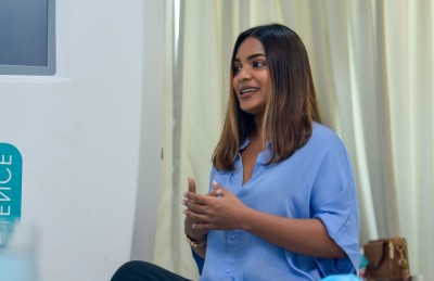 ދަނޑަށް ނޭރިއަސް ބައްޕަގެ ފަހަތުން ޗެމްޕިއަނަކަށް