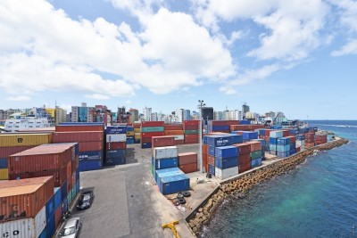 ކޮންޓެއިނާއެއްގެ މަތިން މީހަކު ވެއްޓި، ކަނާއަތު އުޅަނބޮށި ނެއްޓިއްޖެ