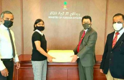 ޝައިޚް ހަސީނާ، ރައީސަށް 500 ކިލޯގެ އަނބު ހަދިޔާކުރައްވައިފި
