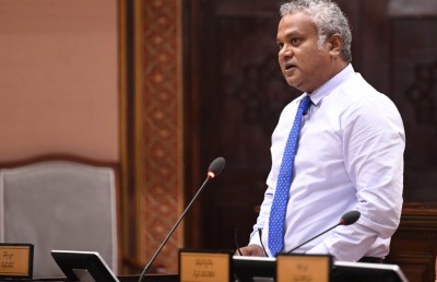 ކަންކަން ލަސްވަނީ މިނިސްޓްރީއަށް ހުރިހާ ބާރެއް އޮންނާތީ: ނިޔާޒު