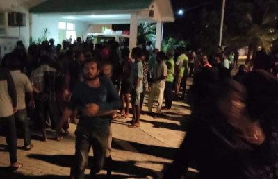 ކޮވިޑުގައި ހާލު ދެރަވި މީހަކު އިތުރު ފަރުވާއަށް ގެންދިއުން ލަސްވެ، ނިޔާވުމުން ދުވާފަރުގައި މުޒާހަރާކުރަނީ