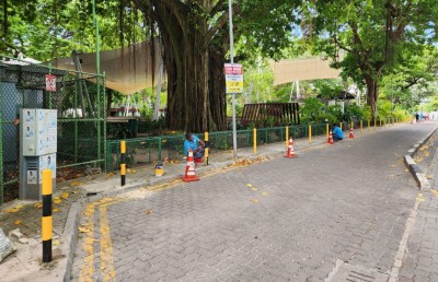 ދުވާރުމަތީގައި ވެހިކަލް ޕާކުކުރުން ހުއްޓުވަން ބޮލާޑް ޖަހަނީ