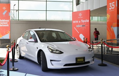 ޓެސްލާ ކާރުގެ ނަސީބުވެރިޔާ ހޮވުން ދިރާގު އީދު ޝޯގައި