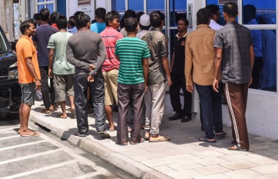 ރަށްރަށުގައި މަސައްކަތްކުރާ ބިދޭސީން އިތުރު ހުއްދައެއް ނަގަން ޖެހޭ ގޮތަށް ހަދަނީ