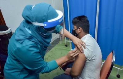 އާބާދީގެ ބޮޑު ބައެއް ވެކްސިން ޖަހައި، މަތިވެރިން ނަމޫނާ ދައްކައިފި