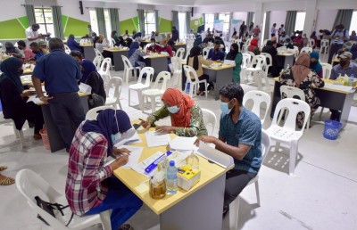 އެޗްޑީސީގެ މުވައްޒަފަކު ކޮވިޑަށް ޕޮޒިޓިވްވެ ފްލެޓް އެއްބަސްވުމުގައި ސޮއިކުރުން މެދުކަނޑާލައިފި